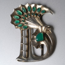 Paul Follot for La Maison Moderne, Important Art Nouveau waist clasp, Gilt silver with chased whiplash design set with 19 cabochons of chrysoprase, signed, c. 1900