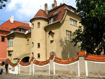 http://historicaldesign.com/wp-content/uploads/2014/11/The-Primavesi-Villa-in-Olomouc.jpg