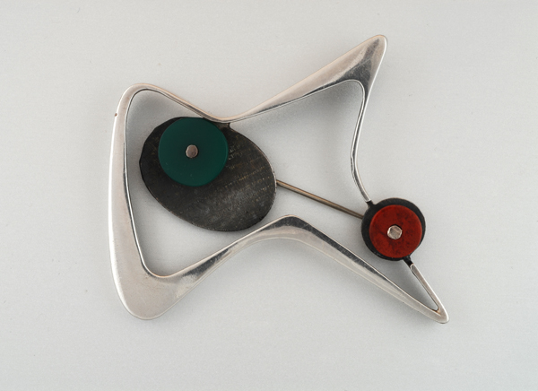Margaret de Patta “Abstract” brooch, silver, chrysoprase and carnelian, signed, c. 1945, Illustrated: Design 1935 – 1965, What Modern Was: Selections from the Liliane and David M. Stewart collection, 1991