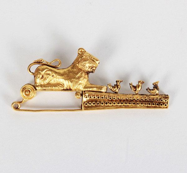 19th Century “Etruscan” 18K gold fibula brooch with a full figure lion and birds c. 1880