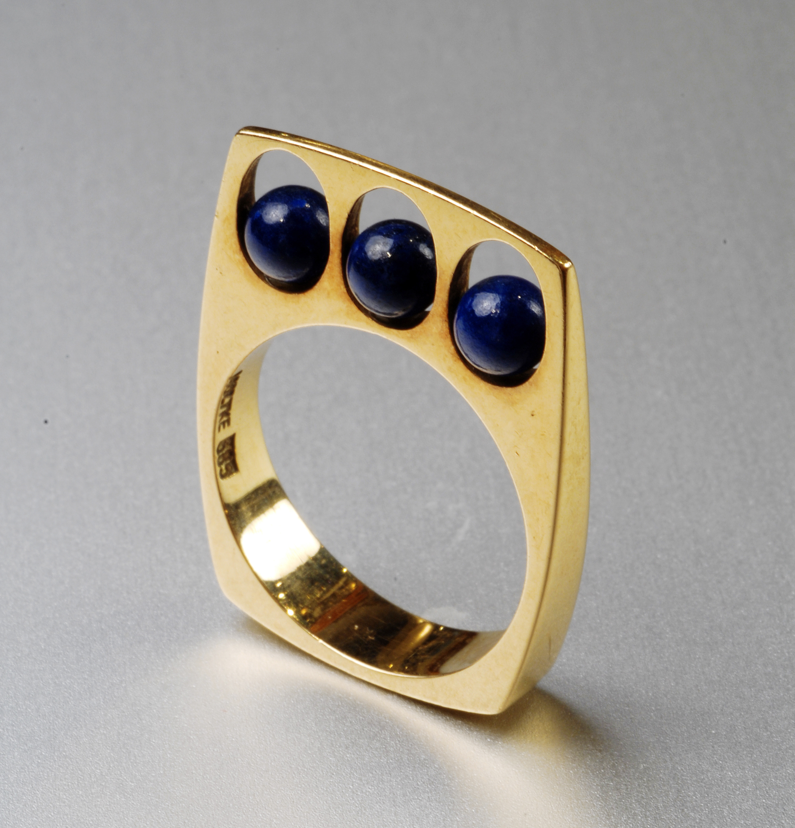 Greve Moltke, Architectural ring, 14 K yellow gold mounted with three lapis lazulis spheres, signed, 1983