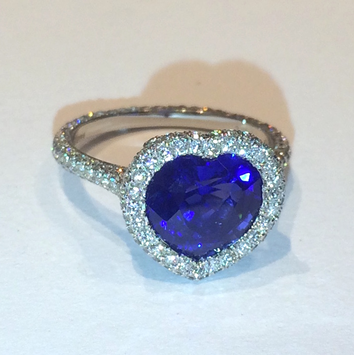Neil Lane heart shaped natural sapphire solitaire ring, 3.12 carats (GIA certificate, 8.56 x 9.62 x 5.13mm, no heat) with a diamond pave set platinum mounting, signed, c. 2005