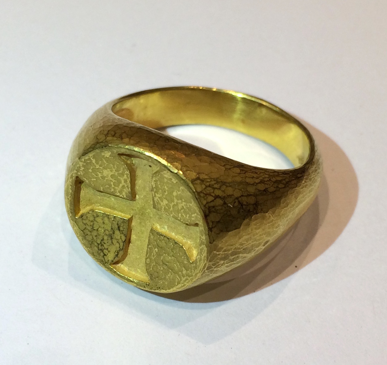 Ancient cross ring, finely hammered 20K gold, marked, c. 2000