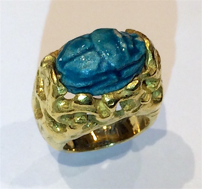 Franco Cannilla / Mario Masenza, Roma “Scarab” ring in an 18k gold expressionistic openwork mounting set with an ancient glazed pottery scarab, signed, c.1950’s
