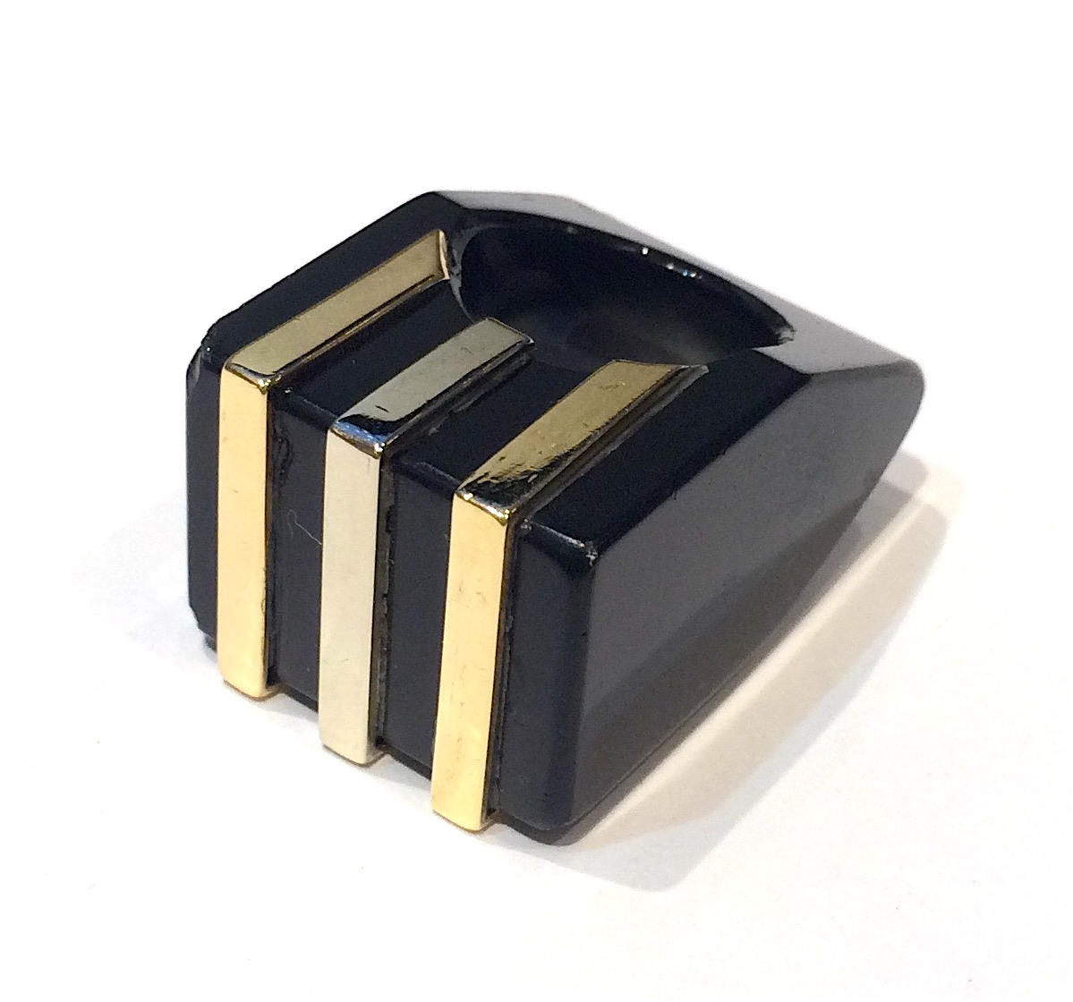 Modernist ring, carved onyx with decorative bands of white and yellow gold, c. 1960’s