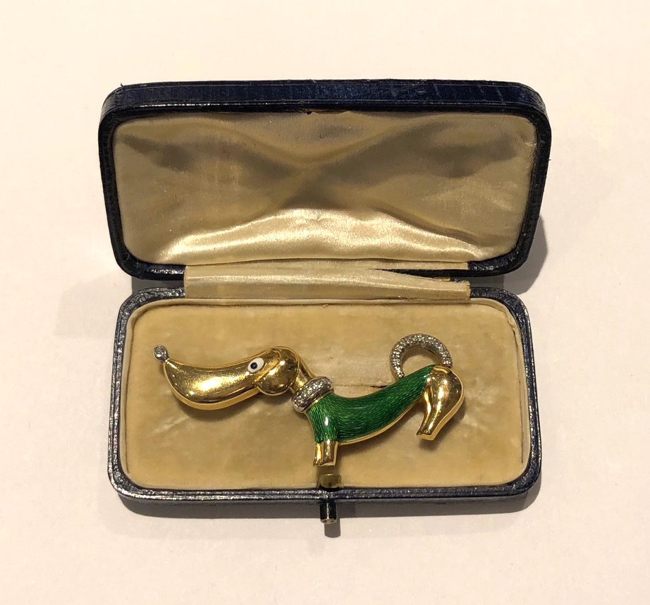 European Art Deco whimsical “Dachshund” brooch in 18k gold, green champlevé enamel sweater and eye and set with 18 round-cut diamonds, signed: maker’s touchmark, 750 c. 1930’s