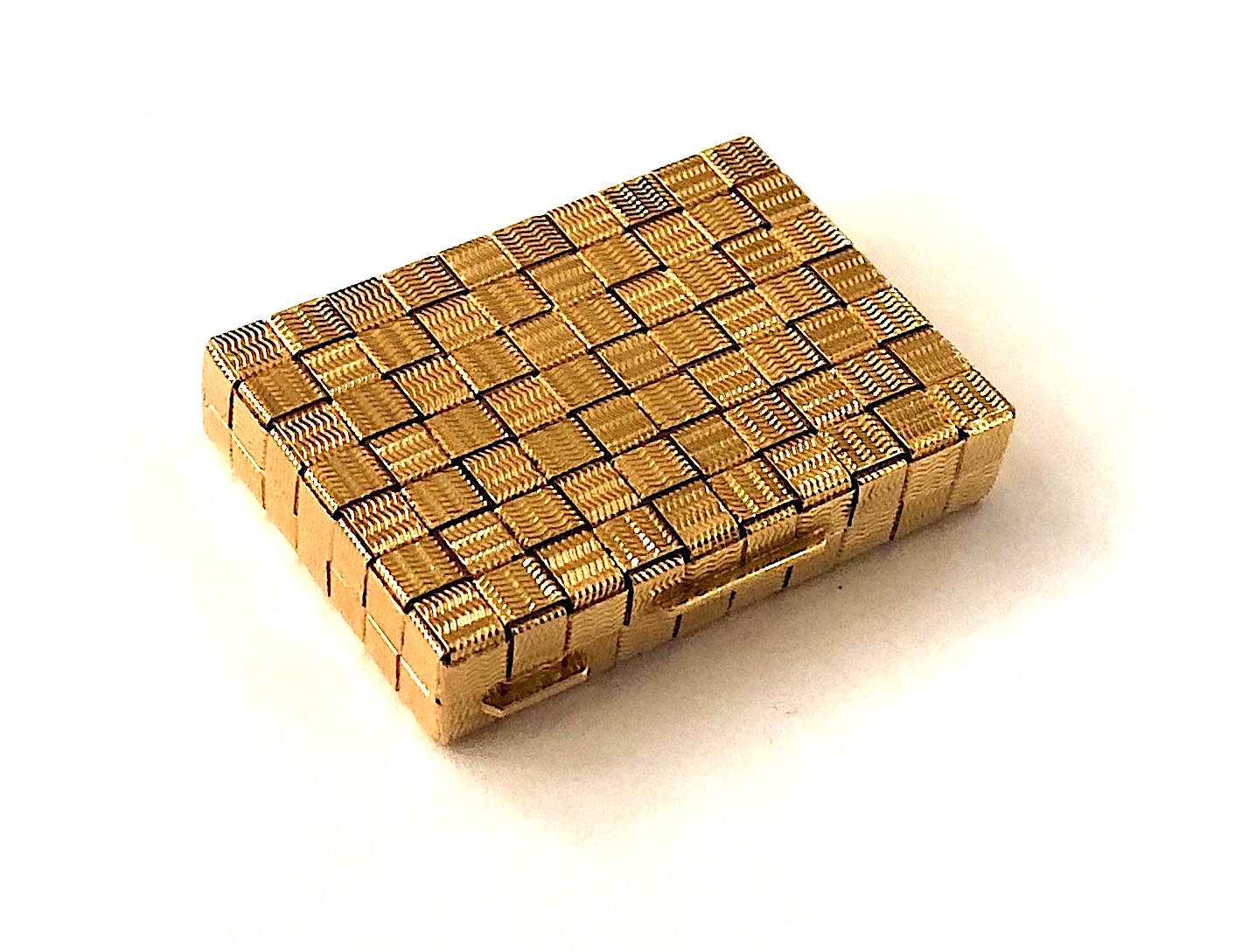 Uno A Erre, Arezzo, Italy, basket weave textured 18k gold in the form of a pill box, marked: 1AR (in a hexagon), Uno A.R. (in an oval), 750 (in a hexagon), c. 1970’s