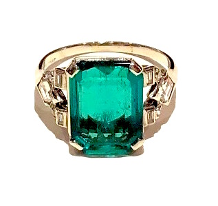 American Art Deco rare “Colombia Emerald” solitaire ring set with a gem quality, rectangular step-cut natural emerald of 4.72 carats (Colombian origin, natural, minor oil clarity enhancement, Certificate) set in an iridium platinum mounting and further set with two diamond-shaped diamonds (approx. .40 of a carat TW), four baguette diamonds (approx. .10 of a carat TW) and four round-cut diamonds (approx. .15 of a carat TW), marked: 10% iridium platinum, c.1930