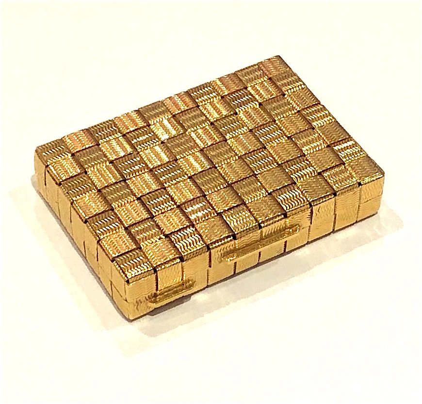 Bino Bini for Uno A Erre, Arezzo, Italy, basket weave textured 18k gold in the form of a pill box, marked: 1AR (in a hexagon), Uno A.R. (in an oval), 750 (in a hexagon), c.1970’s