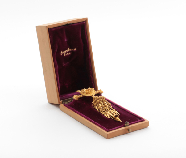 Giacinto Melillo, Naples “Etruscan Revival” 18K gold articulated pendant brooch, original fruit wood and velvet box c. 1870